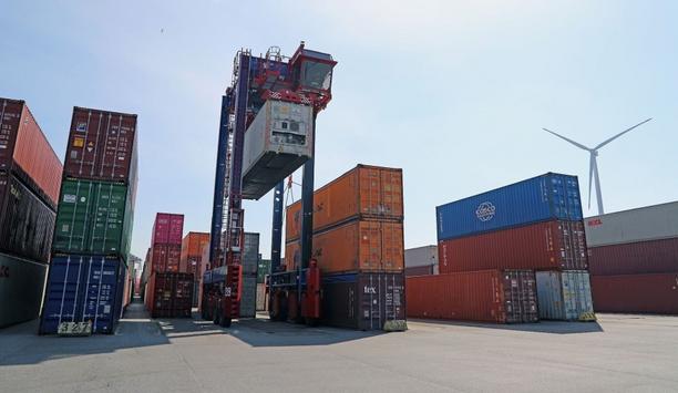 Eight new low-emission hybrid straddle carriers for Hamburger Hafen und Logistik AG’s Container Terminal Tollerort (CTT)