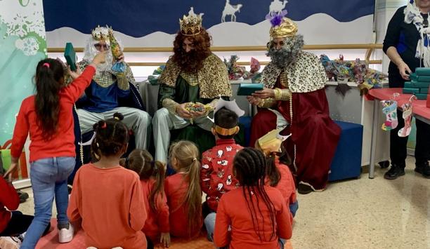The Three Wise Men handed out toys to 350 children in the Maritime District of Valencia